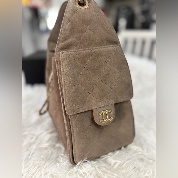 CHANEL 25 Hobo Bag in Small Grey Suede GHW - Picture 4 of 10